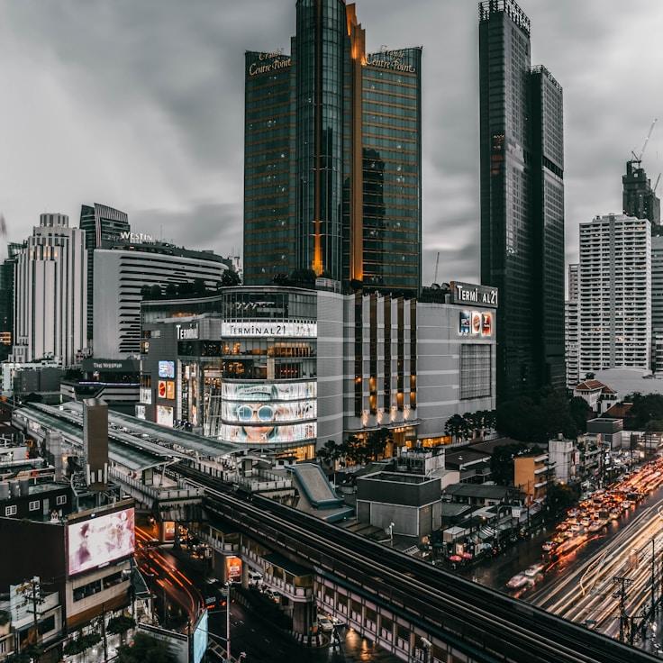 Parents evaluating schools in Portugal